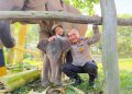 Kapolda Riau Irjen. Herry Heryawan dan seekor anak gajah yang diberi nama Nona Seroja.