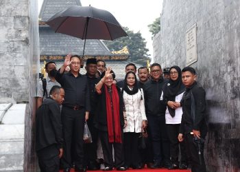 Ziarah ke Makam Bung Karno di Blitar, Megawati Soekarnoputri didampingi Putra, Cicit, dan ratusan kader PDIP.