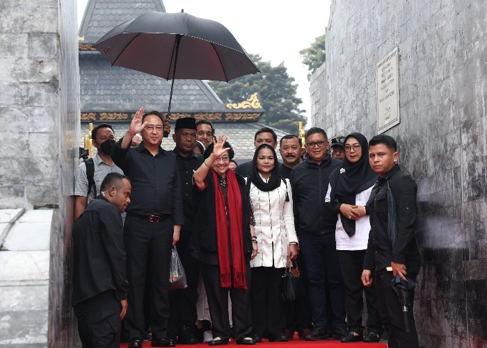 Ziarah ke Makam Bung Karno di Blitar, Megawati Soekarnoputri didampingi Putra, Cicit, dan ratusan kader PDIP.