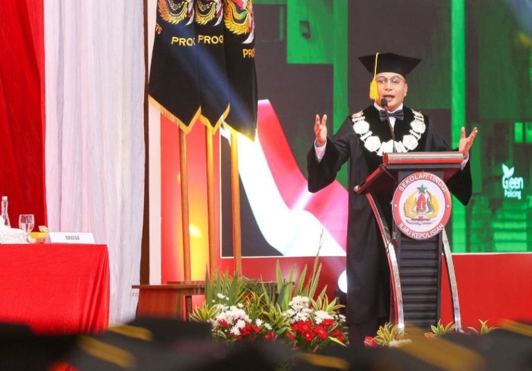 Kapolda Riau Irjen. Herry Heryawan, saat orasi ilmiah Dies Natalis ke-80 Sekolah Tinggi Ilmu Kepolisian (STIK).