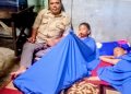Kariman Pelis, Pengurus DPD LSM LIRA Aceh Tenggara sedang menjenguk salah satu persatu sunat masal di masa pemulihan. (Foto: Agusliadi Sawang/Aceh Tenggara)