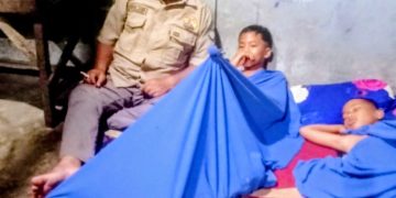 Kariman Pelis, Pengurus DPD LSM LIRA Aceh Tenggara sedang menjenguk salah satu persatu sunat masal di masa pemulihan. (Foto: Agusliadi Sawang/Aceh Tenggara)