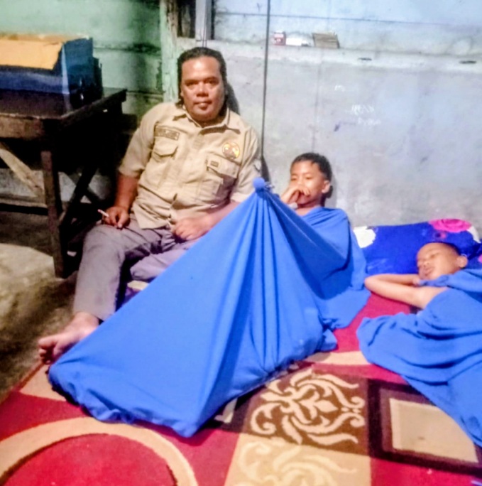 Kariman Pelis, Pengurus DPD LSM LIRA Aceh Tenggara sedang menjenguk salah satu persatu sunat masal di masa pemulihan. (Foto: Agusliadi Sawang/Aceh Tenggara)