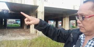Gubernur LSM LIRA Kaltara, Abdul Rahman, saat meninjau eks Pasar Sebengkok di Kota Tarakan yang mangkrak.