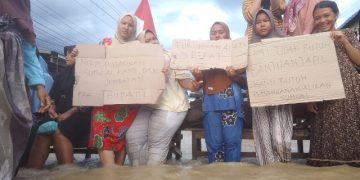 Masyarakat Desa Kuning I, Kecamatan Bambel, Kabupaten Aceh Tenggara, menggelar aksi protes akibat masalah banjir bertahun-tahun tak kunjung ditangani pemerintah.