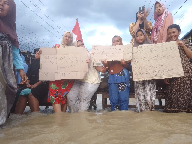 Masyarakat Desa Kuning I, Kecamatan Bambel, Kabupaten Aceh Tenggara, menggelar aksi protes akibat masalah banjir bertahun-tahun tak kunjung ditangani pemerintah.