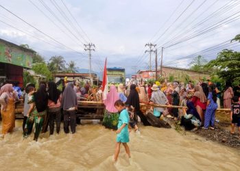 Aksi protes masyarakat disertai blokade jalan lintas nasional Kutacane-Medan, Desa Kuning I, Kecamatan Bambel, Aceh Tenggara, Jumat (26/6/2026). Banjir bertahun-tahun tak kunjung ditangani Pemerintah!