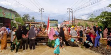 Aksi protes masyarakat disertai blokade jalan lintas nasional Kutacane-Medan, Desa Kuning I, Kecamatan Bambel, Aceh Tenggara, Jumat (26/6/2026). Banjir bertahun-tahun tak kunjung ditangani Pemerintah!