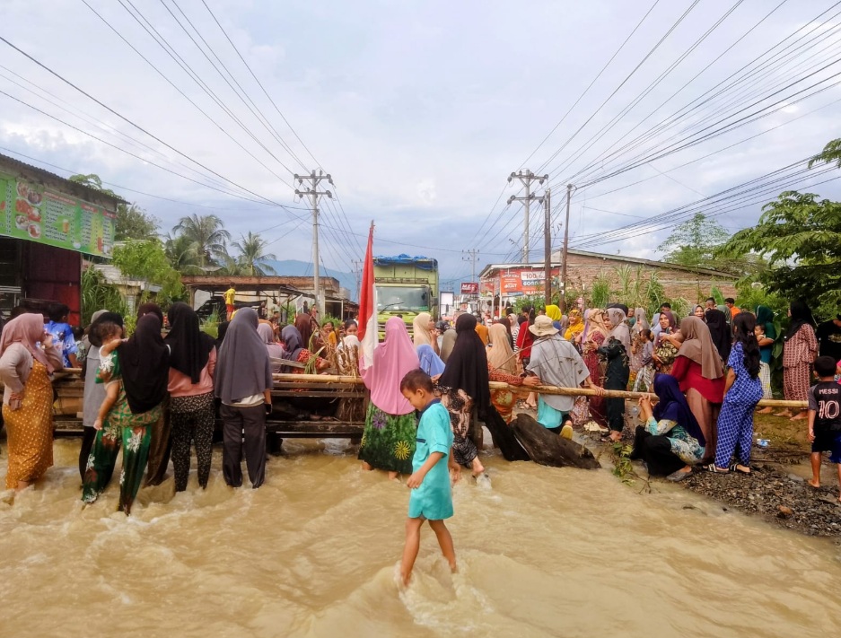 Aksi protes masyarakat disertai blokade jalan lintas nasional Kutacane-Medan, Desa Kuning I, Kecamatan Bambel, Aceh Tenggara, Jumat (26/6/2026). Banjir bertahun-tahun tak kunjung ditangani Pemerintah!
