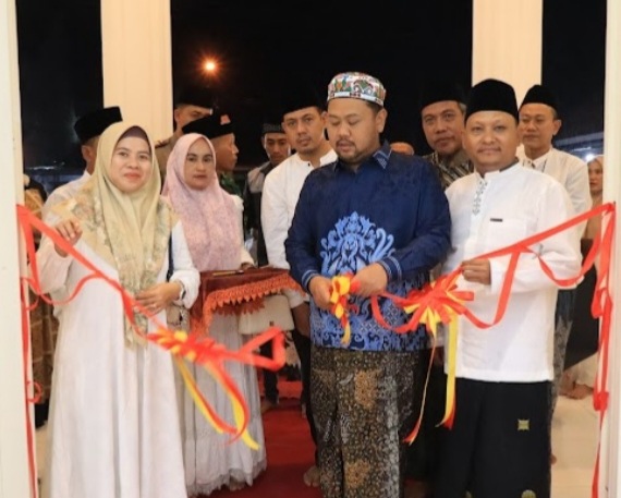 Bupati Gresik H. Fandi Ahmad Yani meresmikan Gedung Kantor Desa Sidoraharjo, Kecamatan Kedamean, Kabupaten Gresik.