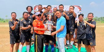 Tim Polsek Mantup menerima Trophy Penghargaan Juara I dari Camat Mantup, Bapak Ilyas.