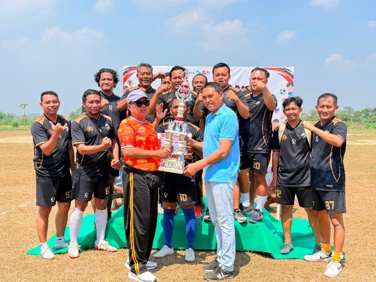 Tim Polsek Mantup menerima Trophy Penghargaan Juara I dari Camat Mantup, Bapak Ilyas.