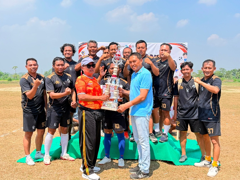 Tim Polsek Mantup menerima Trophy Penghargaan Juara I dari Camat Mantup, Bapak Ilyas.
