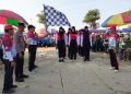Foto : Sekcam Benjeng Darmanto melepas peserta jalan sehat