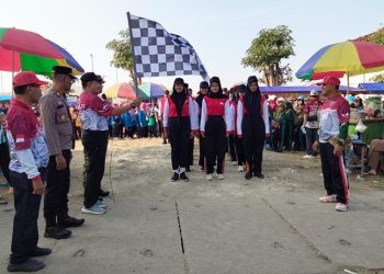Foto : Sekcam Benjeng Darmanto melepas peserta jalan sehat