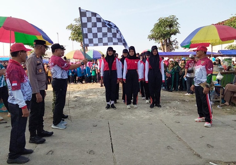 Foto : Sekcam Benjeng Darmanto melepas peserta jalan sehat