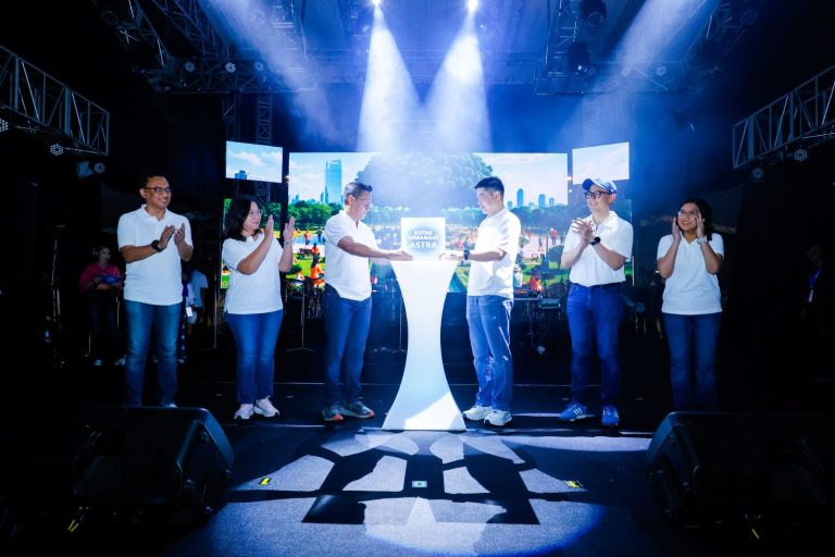 Seremoni peluncuran logo HUT ke-70 tahun Astra dengan tema "Berkarya dan Tumbuh Bersama Indonesia" oleh yang dilakukan oleh Direktur Astra Djap Tet Fa (ketiga kanan) dan Executive In-Charge Astra Boy Gemino Kalauserang (ketiga kiri), didampingi oleh Chief of Corporate Affairs Astra Boy Kelana Soebroto (kedua kanan), Chief of Human Capital Development Astra Matilda Ester Rotinsulu (kedua kiri), Chief of Corporate Finance & Accounting Astra Endro Wahyono (kiri) dan Chief of Corporate Information System & Technology Astra Anastasia Krisnawati (kanan) pada Sabtu (15/8) di Alun-Alun Astra, Plaza Parkir Timur Gelora Bung Karno (GBK), Senayan, Jakarta.