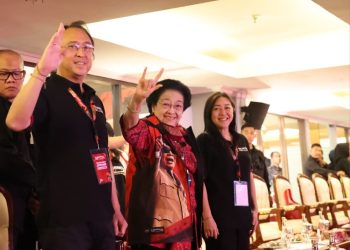 Megawati Soekarnoputri bersama Prananda Prabowo dan istri Nancy Prananda menyaksikan Turnamen Sepak Bola Soekarno Cup 2026 di Gelora Bung Tomo, Surabaya (Foto: Monang Sinaga dan Tim Media PDIP)