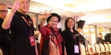 Megawati Soekarnoputri bersama Prananda Prabowo dan istri Nancy Prananda menyaksikan Turnamen Sepak Bola Soekarno Cup 2026 di Gelora Bung Tomo, Surabaya (Foto: Monang Sinaga dan Tim Media PDIP)