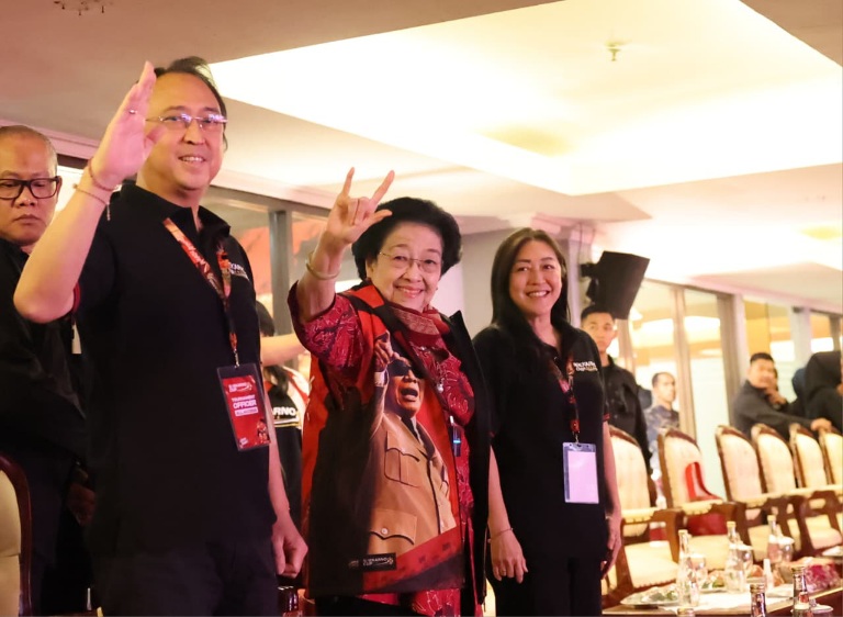Megawati Soekarnoputri bersama Prananda Prabowo dan istri Nancy Prananda menyaksikan Turnamen Sepak Bola Soekarno Cup 2026 di Gelora Bung Tomo, Surabaya (Foto: Monang Sinaga dan Tim Media PDIP)