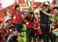Tim Sepak Bola Banteng Jawa Barat merayakan gelar juara Soekarno Cup 2026 setelah menaklukkan Banteng Bali melalui drama adu penalti dengan skor 5-3 di Stadion Gelora Bung Tomo, Surabaya. (Foto: Monang Sinaga dan Tim Media PDIP)