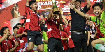 Tim Sepak Bola Banteng Jawa Barat merayakan gelar juara Soekarno Cup 2026 setelah menaklukkan Banteng Bali melalui drama adu penalti dengan skor 5-3 di Stadion Gelora Bung Tomo, Surabaya. (Foto: Monang Sinaga dan Tim Media PDIP)