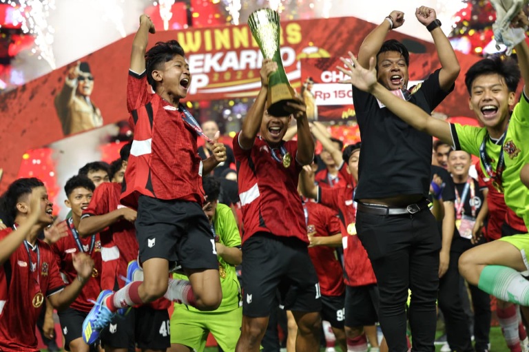 Tim Sepak Bola Banteng Jawa Barat merayakan gelar juara Soekarno Cup 2026 setelah menaklukkan Banteng Bali melalui drama adu penalti dengan skor 5-3 di Stadion Gelora Bung Tomo, Surabaya. (Foto: Monang Sinaga dan Tim Media PDIP)