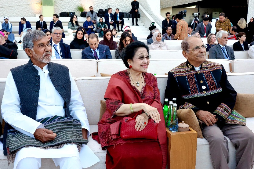 Megawati Soekarnoputri satu forum bersama Kailash Satyarthi, peraih Nobel Perdamaian 2014 dan José Ramos-Horta, peraih Nobel Perdamaian 1996 di Abu Dhabi, pada Februari 2026. (Foto: Monang Sinaga dan Tim Media PDIP)