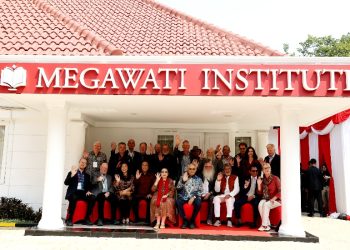 Megawati bersama sejumlah peraih Nobel dan Turing Award yang tergabung dalam delegasi Science for Development Summit 2026, di Megawati Institute, Menteng, Jakarta. (Foto: Monang Sinaga dan Tim Media PDIP)