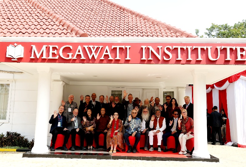 Megawati bersama sejumlah peraih Nobel dan Turing Award yang tergabung dalam delegasi Science for Development Summit 2026, di Megawati Institute, Menteng, Jakarta. (Foto: Monang Sinaga dan Tim Media PDIP)