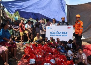 Masyarakat terdampak gempa bumi bersama relawan Nurani Astra mengikuti kegiatan penyaluran bantuan kebutuhan dasar berupa paket sembako di salah satu wilayah terdampak gempa bumi di Nusa Tenggara Timur, sebagai bagian dari dukungan Astra dalam membantu memenuhi kebutuhan masyarakat selama masa tanggap darurat.