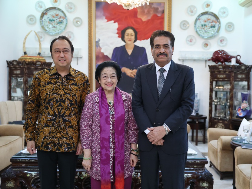 Prof. Dr. (H.C.) Megawati Soekarnoputri ditemani M. Prananda Prabowo saat menjamu Duta Besar Republik Yaman untuk Indonesia, Salem Ahmed Abdulrahman Balfakeeh (Foto: Monang Sinaga dan Tim Media PDIP)