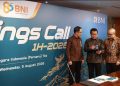 Keterangan Foto:
(Kiri-Kanan) Direktur Risk Management BNI David Pirzada ,
Direktur Utama BNI Putrama Wahju Setyawan, Direktur Finance & Strategy BNI Hussein Paolo Kartadjoemena