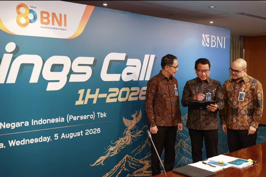 Keterangan Foto:
(Kiri-Kanan) Direktur Risk Management BNI David Pirzada ,
Direktur Utama BNI Putrama Wahju Setyawan, Direktur Finance & Strategy BNI Hussein Paolo Kartadjoemena