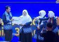 Pengurus Himpaudi Kalsel, Ummi Fatia, menerima piagam penghargaan Juara I desain logo HUT ke-21 Himpaudi di Trans Studio Cibubur, Jakarta, Senin, 31 Agustus 2026.