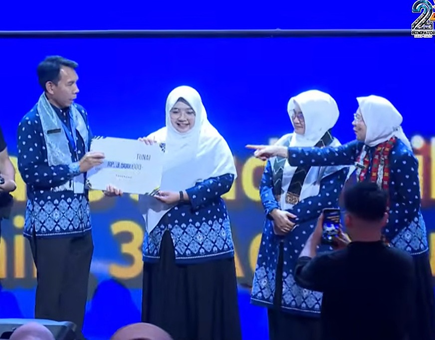 Pengurus Himpaudi Kalsel, Ummi Fatia, menerima piagam penghargaan Juara I desain logo HUT ke-21 Himpaudi di Trans Studio Cibubur, Jakarta, Senin, 31 Agustus 2026.