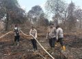 Aparat Polda Riau berjibaku memadamkan titik-titik api Karhutla. (Foto: jaringan wartawan nasional)