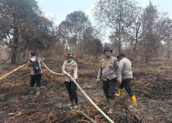 Aparat Polda Riau berjibaku memadamkan titik-titik api Karhutla. (Foto: jaringan wartawan nasional)