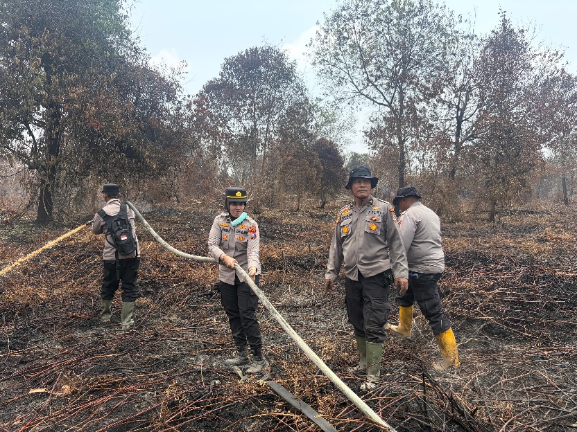 Aparat Polda Riau berjibaku memadamkan titik-titik api Karhutla. (Foto: jaringan wartawan nasional)