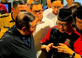 Ketum Ormas Madas Nusantara KRH.HM. Jusuf Rizal dan Gubernur DKI Jakarta Pramono Anung berbincang di sela-sela peresmian relokasi damai pedagang ikan pasar induk Kramat Jati.