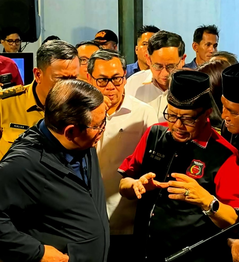 Ketum Ormas Madas Nusantara KRH.HM. Jusuf Rizal dan Gubernur DKI Jakarta Pramono Anung berbincang di sela-sela peresmian relokasi damai pedagang ikan pasar induk Kramat Jati.