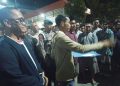 Kepala Desa Tenggor Kowiyanto menyampaikan hasil laporan di depan warganya di halaman Polres Gresik.