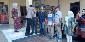 Kapolsek AKP Kharis Ubaidillah mendapatkan pelukan dari Camat Mantup, Lamongan.