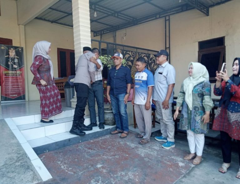 Kapolsek AKP Kharis Ubaidillah mendapatkan pelukan dari Camat Mantup, Lamongan.