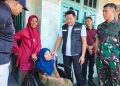Bupati Sidoarjo, H. Subandi, didampingi Dandim 0816/Sidoarjo Letkol Inf. Abraham Prihadi, saat menyerahkan bantuan kursi roda kepada Anindya Keisha dan Siti Patimah, warga Desa Wonomlati.