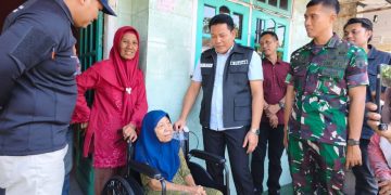 Bupati Sidoarjo, H. Subandi, didampingi Dandim 0816/Sidoarjo Letkol Inf. Abraham Prihadi, saat menyerahkan bantuan kursi roda kepada Anindya Keisha dan Siti Patimah, warga Desa Wonomlati.