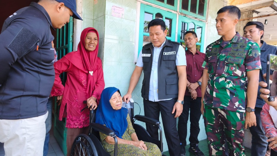 Bupati Sidoarjo, H. Subandi, didampingi Dandim 0816/Sidoarjo Letkol Inf. Abraham Prihadi, saat menyerahkan bantuan kursi roda kepada Anindya Keisha dan Siti Patimah, warga Desa Wonomlati.