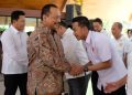 Muhamad Nabil, Ketua Umum KONI Jatim, saat berjabat tangan dengan M. Rafi Wibisono selaku Ketua KONI Sidoarjo.