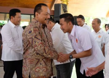 Muhamad Nabil, Ketua Umum KONI Jatim, saat berjabat tangan dengan M. Rafi Wibisono selaku Ketua KONI Sidoarjo.