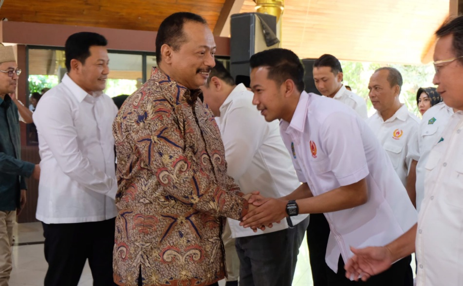 Muhamad Nabil, Ketua Umum KONI Jatim, saat berjabat tangan dengan M. Rafi Wibisono selaku Ketua KONI Sidoarjo.